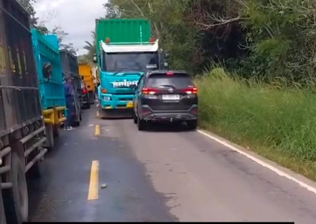 Banjir di jalan nasional di Lintang Batang sebabkan macet hingga 6 jam. Sebuah mobil tampak hendak menyalip antrean panjang kendaraan. Foto: Dok. instagram @sanggau_informasi. 