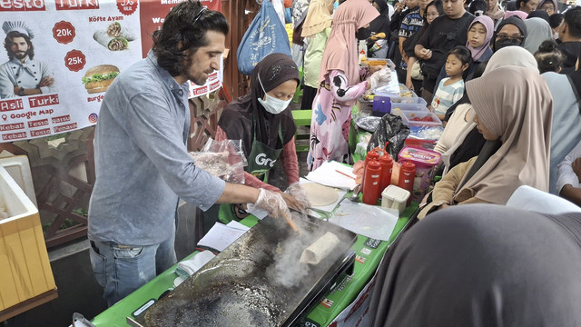  WN Turki bernama Mehmet Ugur Duyu (41) dan WNI Sri Kestari Hilda (42),  penjual kebab di Pasar Takjil, Kampung Jawa Kota Denpasar, Bali. Foto: Denita BR Matondang/kumparan