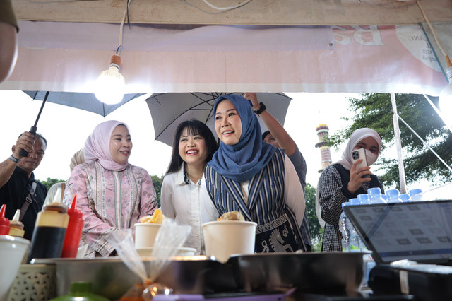 Anggota DPD RI dr Ratu Tenny Leriva bersama Ketua TP PKK Sumsel Feby Deru, istri Wakil Gubernur Sumsel Lidyawati Cik Ujang saat kegiatan bazar Jajan bukoan tahun 2025. Foto : Humas Pemprov Sumsel