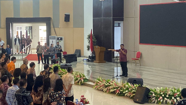 Gubernur Sulawesi Utara, Yulius Selvanus, saat memimpin apel ASN di ruang mapalus kantor Gubernur Sulut, Kamis (6/3).