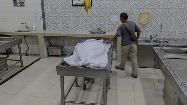 Jenazah Y (30 tahun), pelaku curanmor asal Tragah, Bangkalan, Madura, ditembak mati oleh polisi pada Jumat (7/3/2025). Foto: Farusma Okta Verdian/kumparan