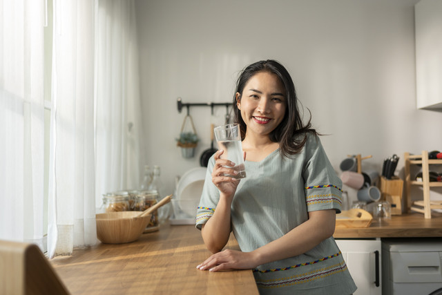 Air putih sering disarankan oleh beberapa orang kepada perempuan untuk meredakan nyeri haid. Foto: Shutterstock