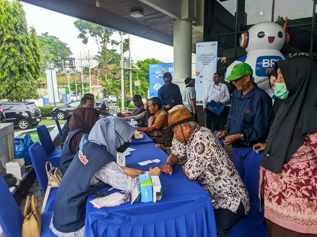 BRI Peduli sediakan pemeriksaan gratis di Kantor BRI sebagai upaya meningkatkan kualitas hidup masyarakat melalui akses layanan kesehatan yang terjangkau dan merata. Foto: Dok. BRI