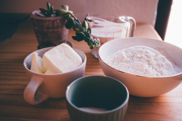 Ilustrasi Perbedaan butter dan margarin untuk kue kering. Foto: Pexels.com/Monserrat Soldú