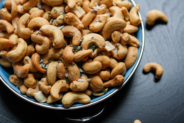 Ilustrasi Cara Menggoreng Mete, Foto: Unsplash/Jenn Kosar