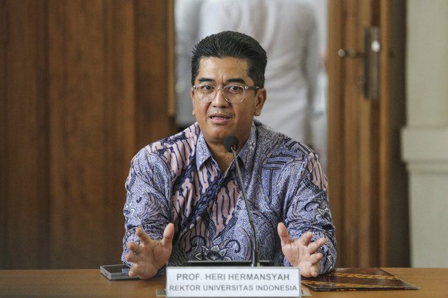 Rektor Universitas Indonesia (UI) Heri Hermansyah menyampaikan hasil rapat koordinasi empat Organ UI terkait rekomendasi pembatalan disertasi Bahlil Lahadalia saat konferensi pers di Gedung FKUI, Salemba, Jakarta, Jumat (7/3/2025). Foto: Asprilla Dwi Adha/ANTARA FOTO