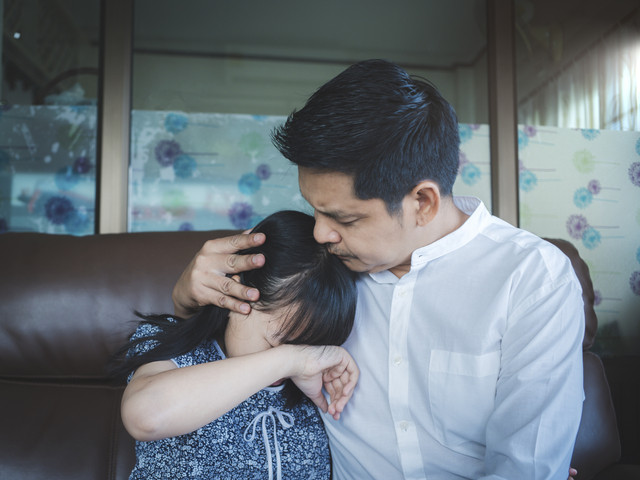 Ilustrasi Anak Perempuan Menangis saat Bersama Ayah. Foto: Shutterstock
