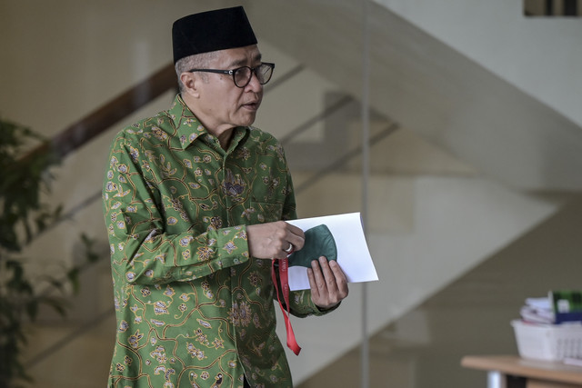 Tersangka kasus dugaan penerimaan gratifikasi Muhammad Haniv berjalan keluar usai menjalani pemeriksaan di Gedung Merah Putih KPK, Jakarta, Jumat (7/3/2025). Foto: Fauzan/ANTARA FOTO