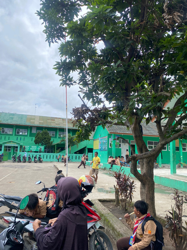 Kredit : Gambar ini diambil ketika penulis sedang berkunjung ke salah satu sekolah di Parung Panjang.