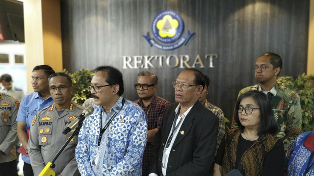 Konferensi pers pihak kampus dengan kepolisian terkait mahasiswa yang tewas di Universitas Kristen Indonesia di gedung rektorat UKI, Jakarta Timur, kamis (7/3/2025).  Foto: Rayyan Farhansyah/kumparan