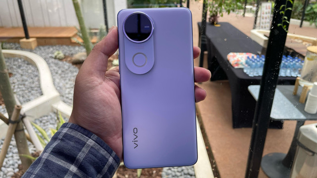 Vivo V50 warna purple. Foto: Habib Allbi Ferdian/kumparan