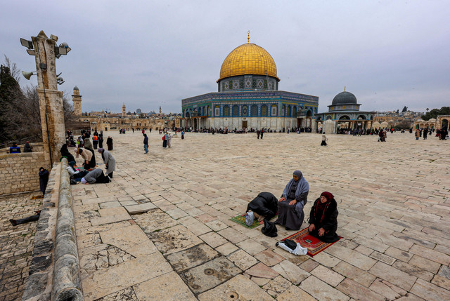Umat muslim menghadiri salat Jumat pertama bulan Ramadan di kompleks Al-Aqsa di Kota Tua Yerusalem, 7 Maret 2025.  Foto: REUTERS/Ammar Awad