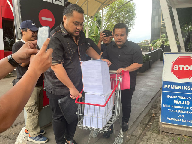 Tim penasihat hukum Sekjen PDIP Hasto Kristiyanto membawa berkas perkara kliennya usai dilimpahkan ke pengadilan, di Gedung Merah Putih KPK, Jakarta, Jumat (7/3/2025). Foto: Fadhil Pramudya/kumparan