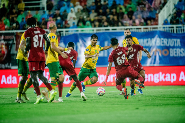 PSM Makassar vs Persebaya Surabaya dalam pekan lanjutan Liga 1 di Stadion Gelora B.J. Habibie, Jumat (7/3). Foto: Dok. Persebaya
