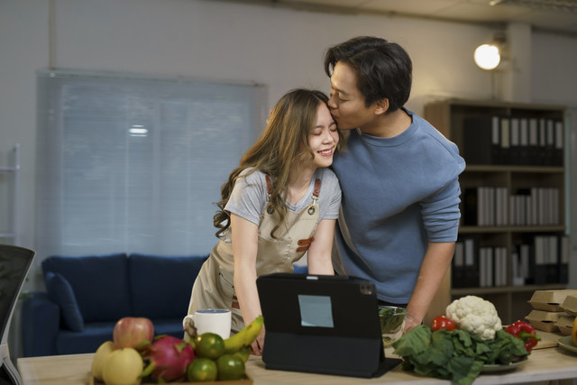 Ilustrasi suami istri bahagia. Foto: Shutterstock