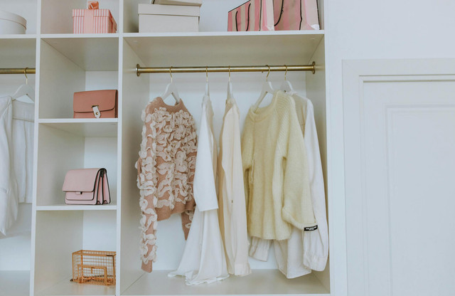 Rekomendasi Baju Couple Lebaran 2025. Foto: Pexels/Anastasia Shuraeva