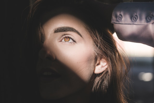 Rekomendasi Pensil Alis Matic Waterproof. Foto hanya ilustrasi. Sumber foto: Unsplash/Garin