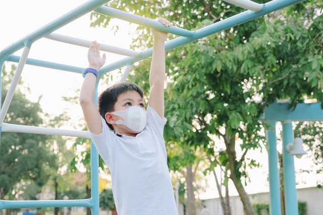 Ilustrasi Anak Main Pull Up. Foto: Shutterstock