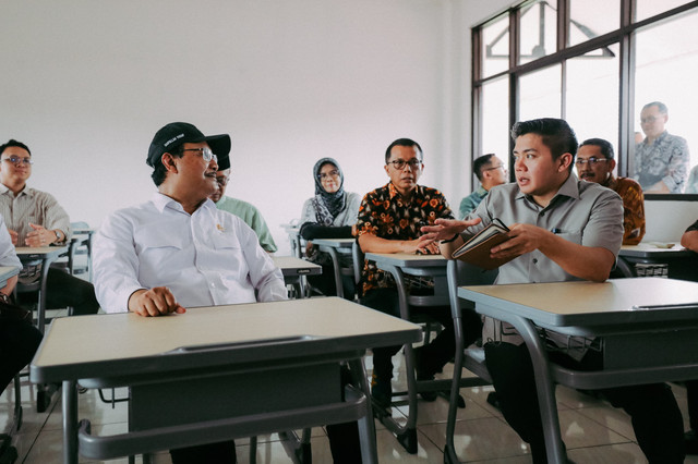 Sekretaris Kabinet (Seskab) Teddy Indra Wijaya bersama Menteri Sosial Saifullah Yusuf (Gus Ipul) meninjau rencana lokasi Sekolah Rakyat yang ada di Sentra Terpadu Pangudi Luhur (STPL) Bekasi, Jawa Barat, Sabtu (8/3/2025), siang. Foto: Dok Kemensos
