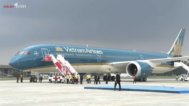 Suasana pesawat yang ditumpangi Sekretaris Jenderal Partai Komunis Vietnam tiba di Bandara Halim Perdanakusuma, Jakarta, Minggu (9/3/2025). Foto: YouTube/ Sekretariat Presiden