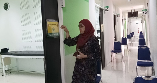 Dekan FK Unusa Dr. Handayani, dr., M.Kes, saat menunjukkan salah satu ruangan UKMPPD. Foto: Masruroh/Basra