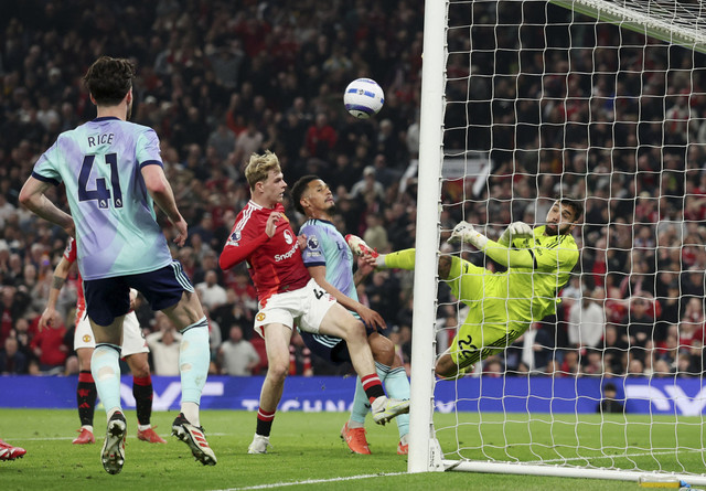 David Raya dari Arsenal melakukan penyelamatan pada pertandingan Liga Inggris antara Manchester United vs Arsenal di Old Trafford, Manchester, Inggris, Minggu (9/3/2025) malam WIB. Foto: Phil Noble/REUTERS