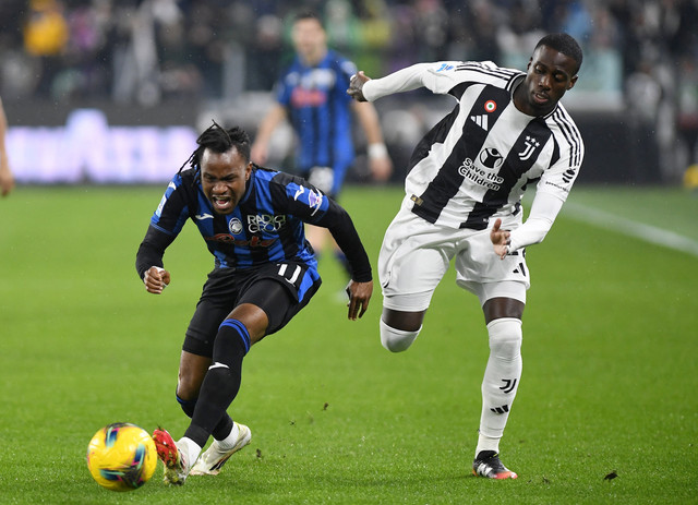 Pemain Atalanta Ademola Lookman beraksi dengan pemain Juventus Timothy Weah pada Pertandingan Liga Italia antara Juventus vs Atalanta di Stadion Allianz, Turin, Italia, Senin (10/3/2025) dini hari. Foto: Massimo Pinca/REUTERS