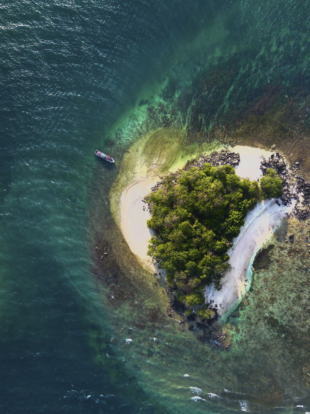 Pulau Sebesi di Lampung Selatan. Foto: Ibna Syam/Shutterstock