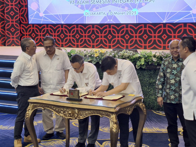 Penandatanganan Perjanjian Kerjasama Kolaborasi Riset PT Alam Semesta Integra dan PRLSDA BRIN di bidang penelitian dan pengembangan teknologi Fotobioreaktor Mikroalga dan Renewable Energy untuk Carbon Capture Utilization Storage di Kantor BRIN (10/3) Foto: Argya D. Maheswara/kumparan