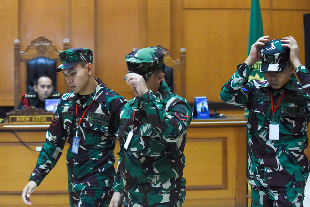 Tiga prajurit TNI AL terdakwa kasus pembunuhan bos rental mobil Kelasi Kepala Bambang Apri Atmojo, Sertu Akbar Adli, dan Sertu Rafsin Hermawan saat sidang dengan agenda pembacaan tuntutan di Pengadilan Militer II-08, Jakarta Timur, Senin (10/3/2025). Foto: Indrianto Eko Suwarso/ANTARA FOTO
