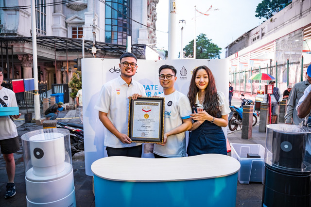 Deorex, brand perawatan tubuh, meraih Rekor MURI dengan membagikan 100.000 produk gratis di beberapa stasiun dan halte di Jakarta. Foto: Dok. Istimewa
