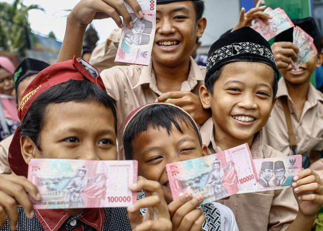 Pemberian santunan dari donatur Masjid Cheng Hoo Surabaya pada warga duafa di sejumlah kecamatan di Surabaya. Foto-foto : Dipta Wahyu / BASRA