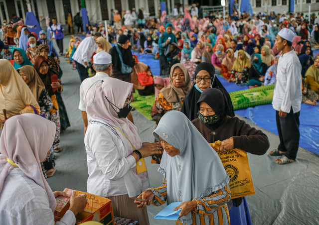 Senangnya, 10 Ribu Duafa Terima Santunan dari Donatur Masjid Cheng Hoo Surabaya (1)