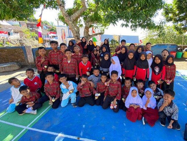 Dokumentasi Pribadi: Siswa siswi SDN Tepal, Kecamatan Batu Lanteh, Kabupaten Sumbawa pasca berdiskusi dengan Komunitas Tangga Pengetahuan.