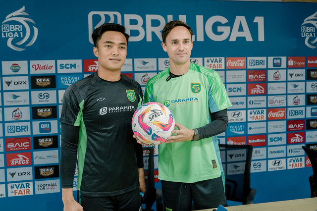 Kiper Persebaya Ernando Ari (kiri) bersama Paul Munster. Foto: MO Persebaya 