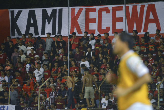 Suporter membentangkan spanduk saat pertandingan Semen Padang FC melawan Persib Bandung pada lanjutan BRI Liga 1 di Stadion H Agus Salim Padang, Sumatera Barat, Senin (10/3/2025). Foto: Iggoy el Fitra/ANTARA FOTO