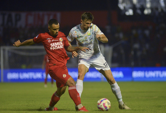 Pesepak bola Semen Padang FC Bruno Gomes (kiri) berebut bola dengan pemain Persib Bandung Mateo pada lanjutan BRI Liga 1 di Stadion H Agus Salim Padang, Sumatera Barat, Senin (10/3/2025). Foto: Iggoy el Fitra/ANTARA FOTO