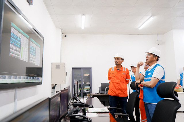 Direktur Utama PLN Indonesia Power Edwin Nugraha Putra (paling kanan) saat memastikan kesiapan operasional dari control room Pembangkit Listrik. Foto: PLN IP