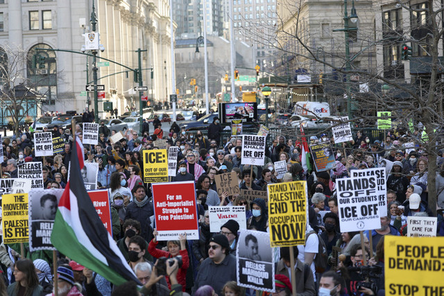 Para demonstran pro-Palestina melakukan aksi protes di Universitas Columbia, di Foley Square, New York City, AS, Selasa (11/3/2025). Foto: Jeenah Moon/REUTERS