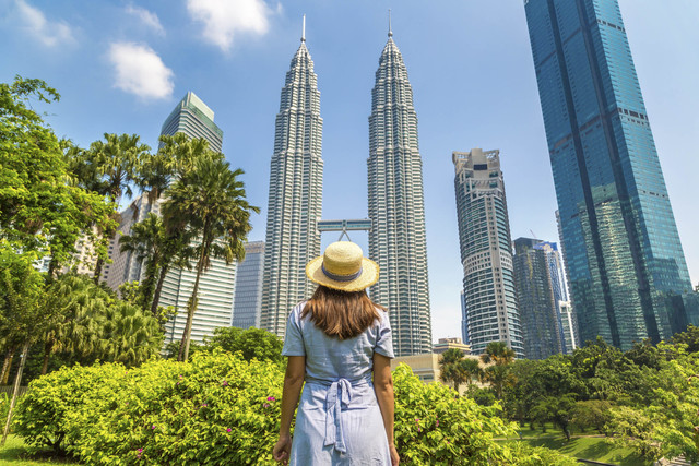 Turis perempuan di Kuala Lumpur. Foto: Sergii Figurnyi/Shutterstock