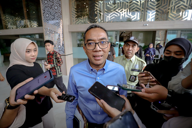Mendiktisaintek Brian Yuliarto (tengah) di depan Kantor Kemendiktisaintek, Jakarta, Selasa (11/3/2025).
 Foto: Jamal Ramadhan/kumparan