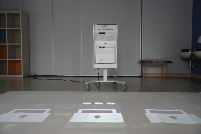 BINUS SCHOOL Simprug memakai teknologi terkini, seperti Active Floor, VR Goggle, dan robot pintar, untuk pembelajaran siswa. Foto: Dok. BINUS SCHOOL Simprug