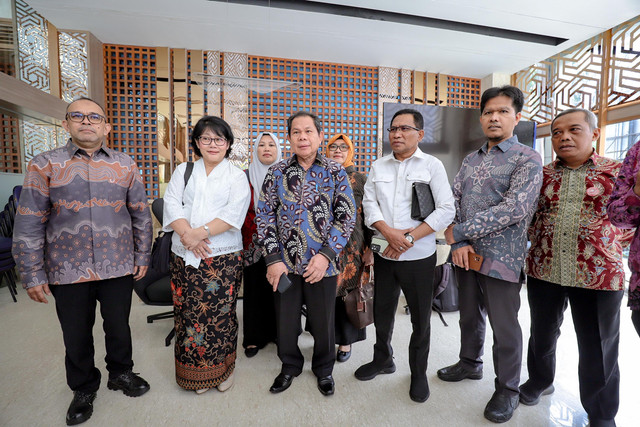 Sejumlah anggota Aliansi Dosen ASN Kemdiktisaintek Seluruh Indonesia (ADAKSI) berbicara kepada wartawan usai audiensi dengan Mendiktisaintek Brian Yuliarto di Kantor Kemdiktisaintek, Senayan, Jakarta, Selasa (11/3/2025). Foto: Jamal Ramadhan/kumparan