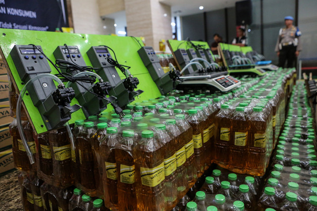 Barang bukti minyak goreng Minyakita dan mesin ditampilkan saat konferensi pers terkait produk minyak goreng Minyakita isi tidak sesuai kemasan di Lobby Bareskrim Polri, Jakarta, Selasa (11/3/2025). Foto: Asprilla Dwi Adha/ANTARA FOTO
