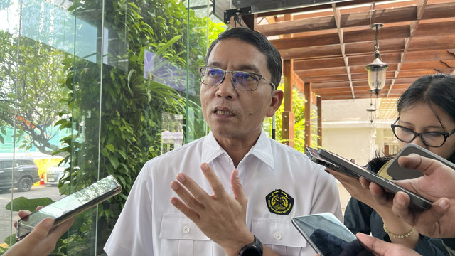 Sekretaris Jenderal Kementerian ESDM Dadan Kusdiana di kantor Kementerian ESDM, Selasa (10/3/2025). Foto: Fariza/kumparan