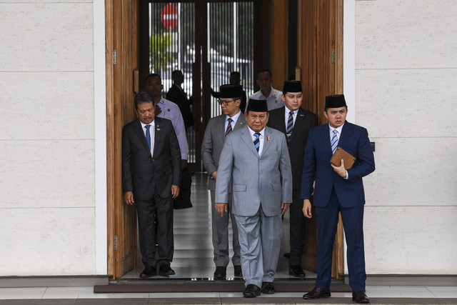Presiden Prabowo didampingi Menlu Sugiono, Menteri KP Sakti Wahyu Trenggono, Seskab Teddy Indra Wijaya bersiap mengantar Sekjen Partai Komunis Vietnam To Lam dan Istrinya Ngo Phu'o'ng Ly di Pangkalan Udara TNI AU Halim Perdanakusuma, (11/3/2025). Foto: Galih Pradipta/ANTARA FOTO