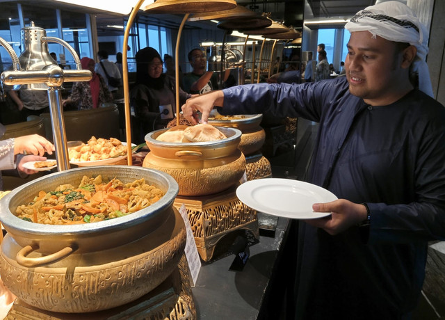 Chicken Kurma dan roti pita, masakan khas Mesir untuk buka puasa. Foto: Masruroh/Basra