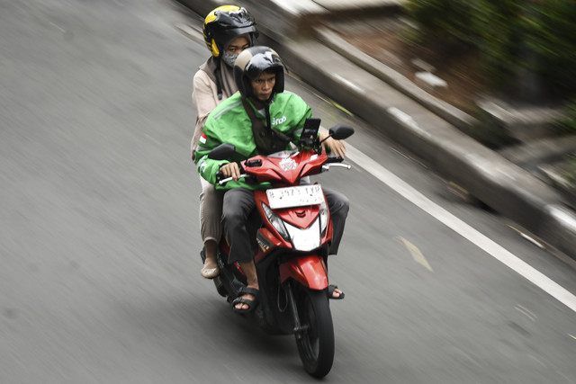 Sejumlah pengendara ojek daring menunggu penumpang di Senayan, Jakarta, Senin (10/3/2025). Foto: Sulthony Hasanuddin/ANTARA FOTO 