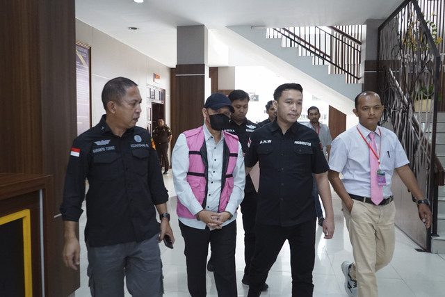 Kadis Pariwisata dan Ekonomi Kreatif Sumut Zumri Sulthony ditangkap Kejati Sumut. Foto: Dok. Kejati Sumut