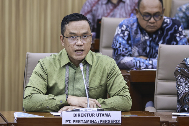 Direktur Utama Pertamina Simon Aloysius Mantiri menyampaikan paparan pada Rapat Dengar Pendapat (RDP) bersama Komisi VI DPR di Kompleks Parlemen, Senayan, Jakarta, Selasa (11/3/2025). Foto: Dhemas Reviyanto/ANTARA FOTO